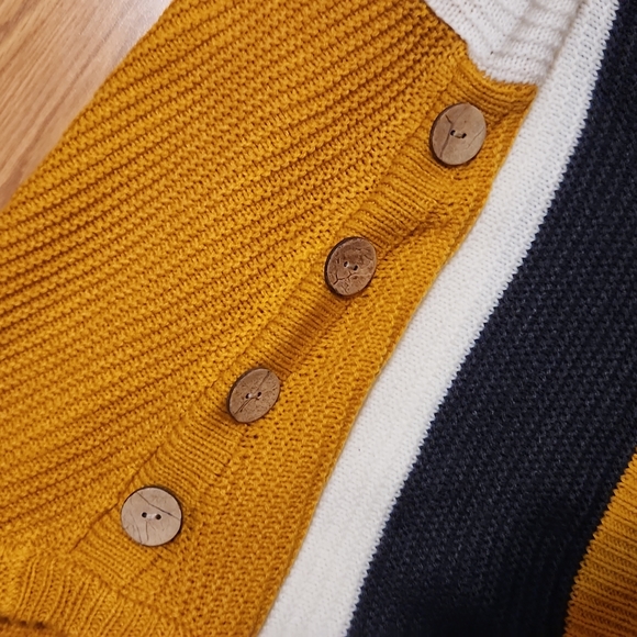 Cropped Sweater - Picture 2 of 3